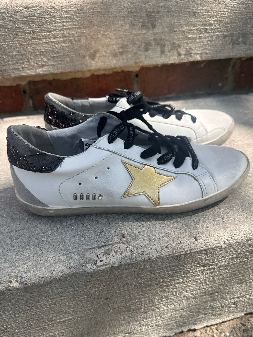 Golden G**se White Leather Superstar Distressed Sneakers Size 9 ⭐️